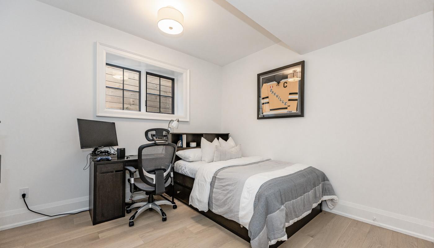 4+1 BED/4.5 BATH CUSTOM-BUILT EXECUTIVE BEAUTY W/FINISHED BASEMENT IN BRONTE VILLAGE!