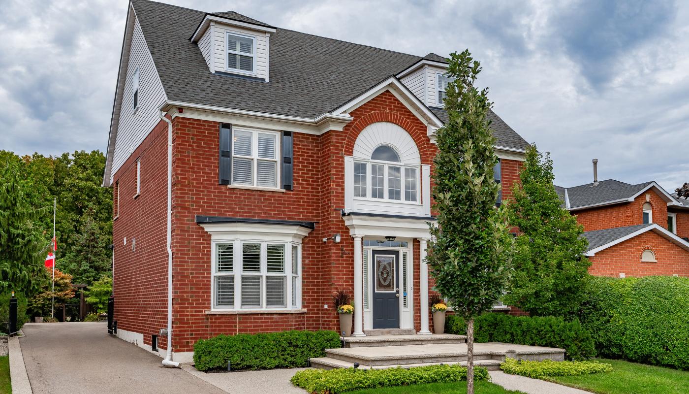 4+1 BED/4.5 BATH EXECUTIVE HOME W/FINISHED BASEMENT BACKING PARK AND WOODED RAVINE IN RIVER OAKS!