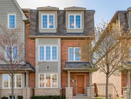 3+1 BEDROOM END-UNIT TOWNHOME IN OAKVILLE'S LAKESHORE WOODS!