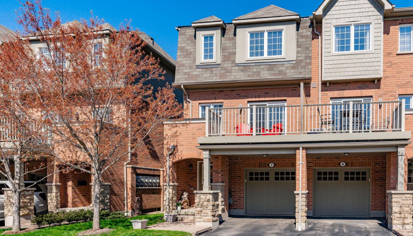3+1 BEDROOM END-UNIT TOWNHOME IN OAKVILLE'S LAKESHORE WOODS!